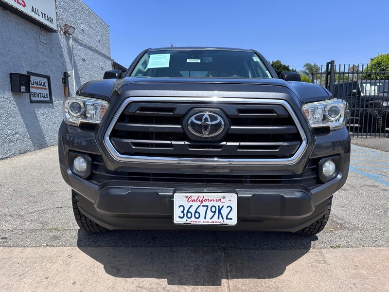 Toyota Tacoma Vehicle Full-screen Gallery Image 08