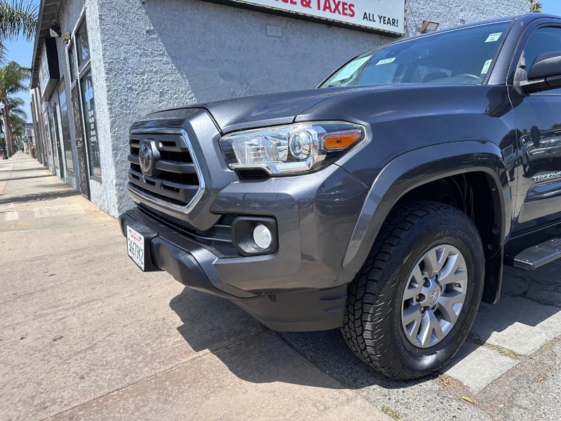 Toyota Tacoma Vehicle Full-screen Gallery Image 09