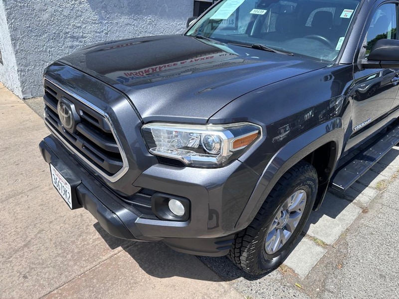 Toyota Tacoma Vehicle Full-screen Gallery Image 10