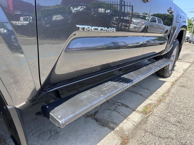 Toyota Tacoma Vehicle Full-screen Gallery Image 12