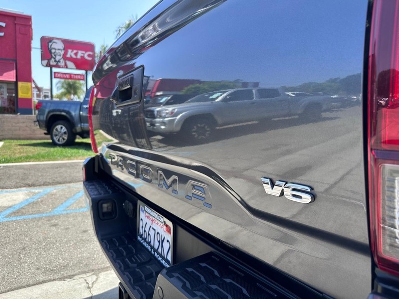 Toyota Tacoma Vehicle Full-screen Gallery Image 13