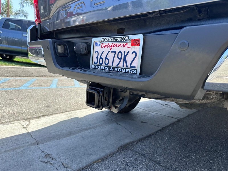 Toyota Tacoma Vehicle Full-screen Gallery Image 14