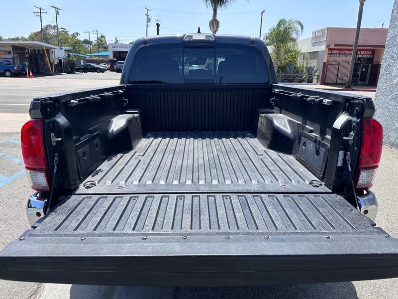 Toyota Tacoma Vehicle Full-screen Gallery Image 15
