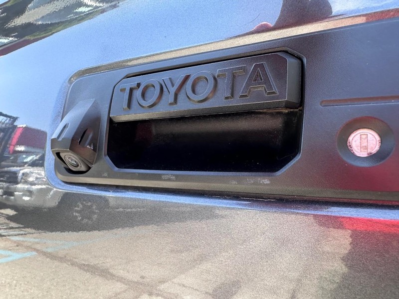 Toyota Tacoma Vehicle Full-screen Gallery Image 16