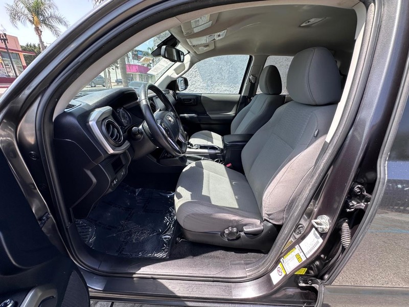 Toyota Tacoma Vehicle Full-screen Gallery Image 17