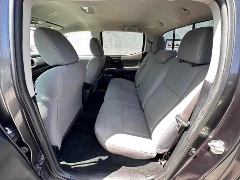 Toyota Tacoma Vehicle Full-screen Gallery Image 18