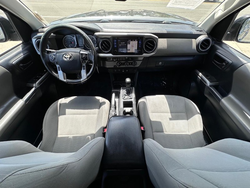 Toyota Tacoma Vehicle Full-screen Gallery Image 19