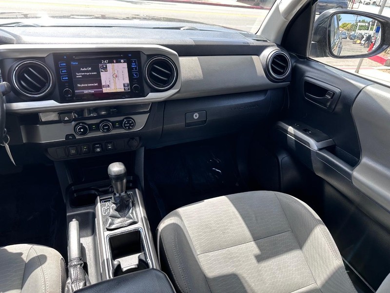 Toyota Tacoma Vehicle Full-screen Gallery Image 21