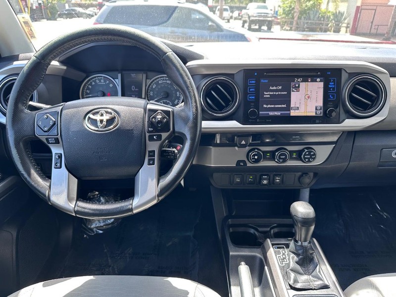 Toyota Tacoma Vehicle Full-screen Gallery Image 22