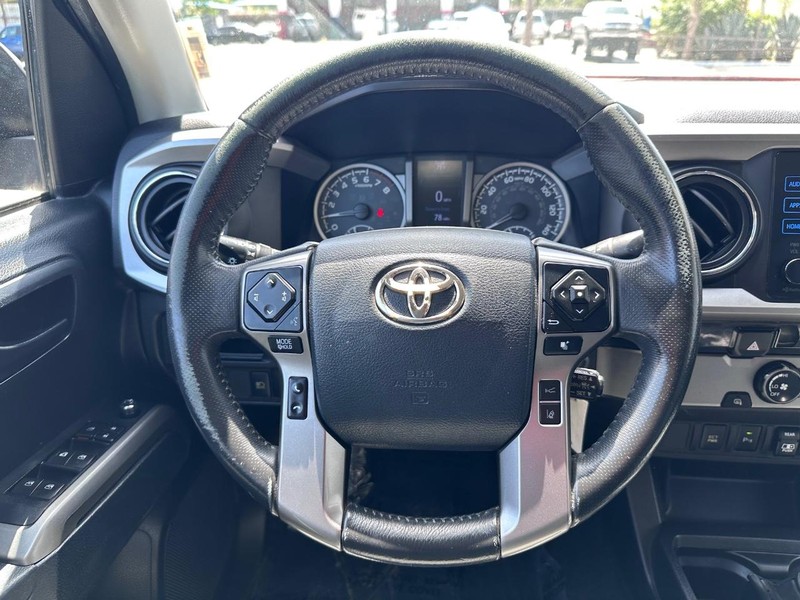 Toyota Tacoma Vehicle Full-screen Gallery Image 23