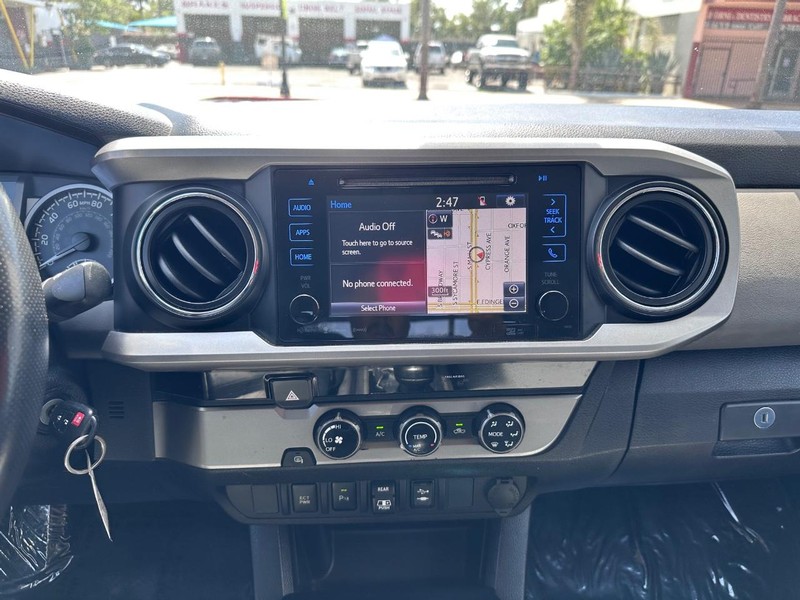 Toyota Tacoma Vehicle Full-screen Gallery Image 24