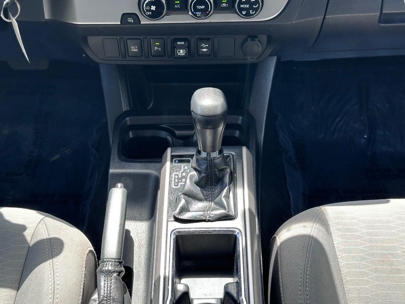 Toyota Tacoma Vehicle Full-screen Gallery Image 25