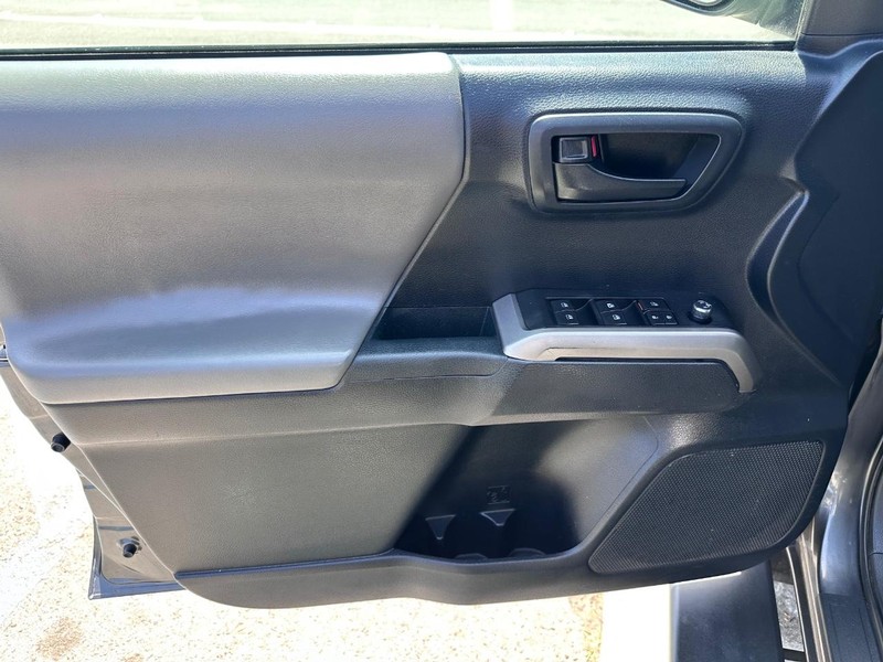 Toyota Tacoma Vehicle Full-screen Gallery Image 26