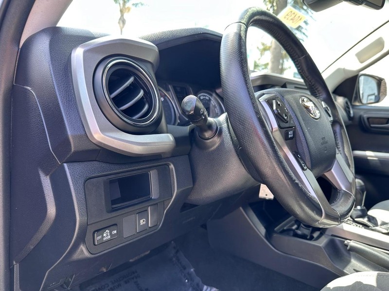 Toyota Tacoma Vehicle Full-screen Gallery Image 27