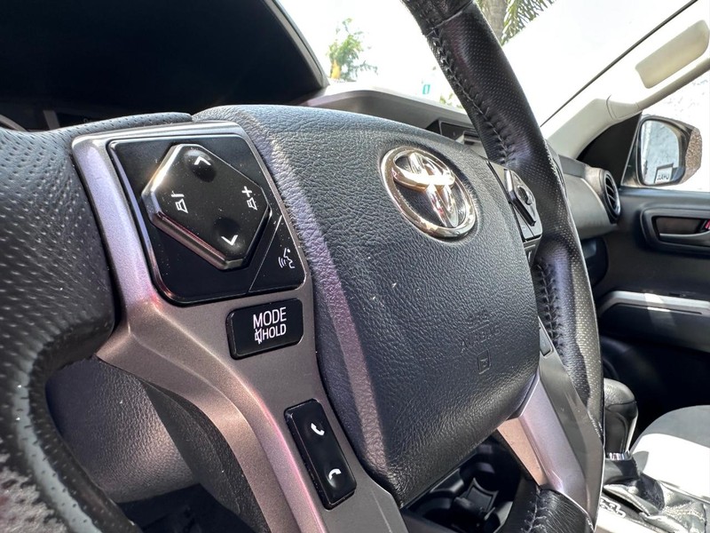 Toyota Tacoma Vehicle Full-screen Gallery Image 28