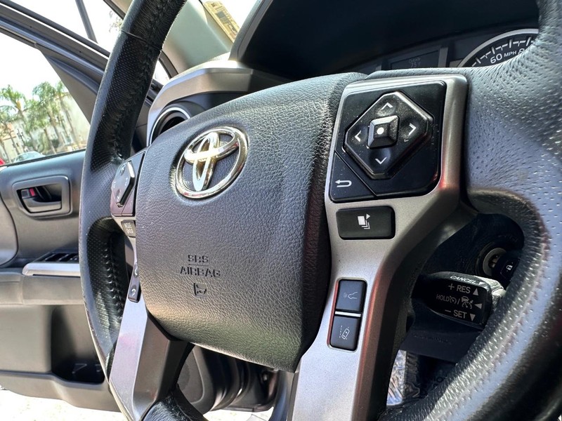 Toyota Tacoma Vehicle Full-screen Gallery Image 29