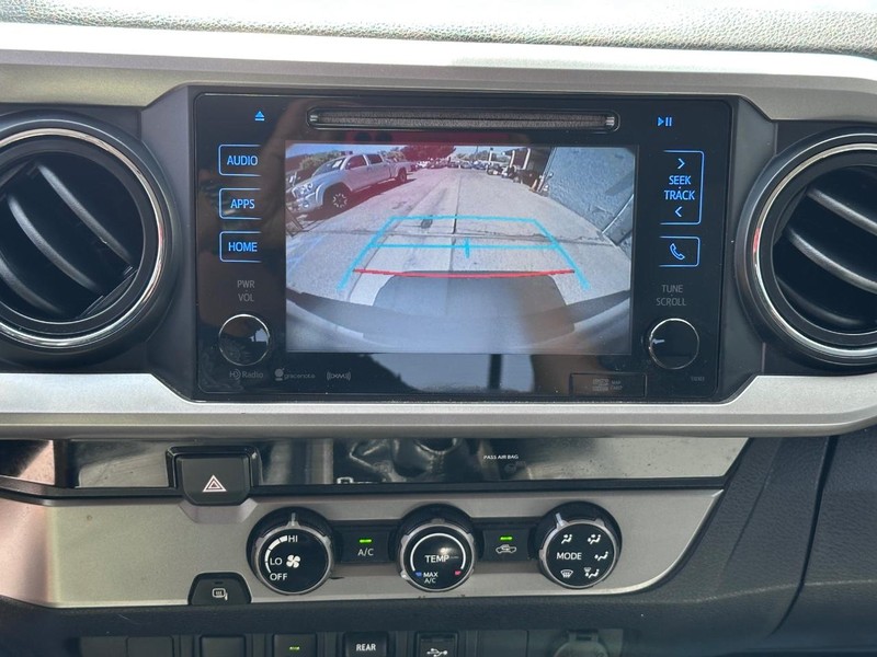 Toyota Tacoma Vehicle Full-screen Gallery Image 30