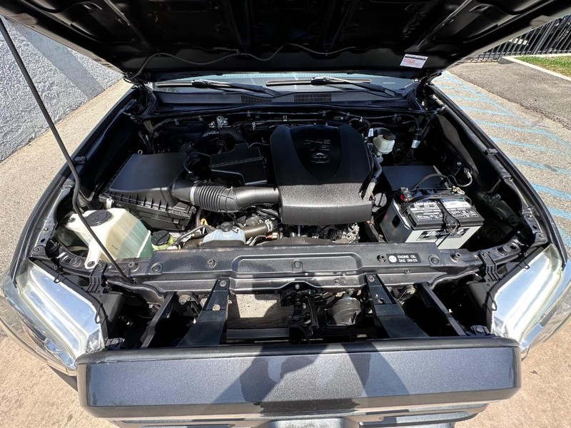 Toyota Tacoma Vehicle Full-screen Gallery Image 31