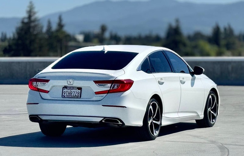 Honda Accord Sedan Vehicle Full-screen Gallery Image 07