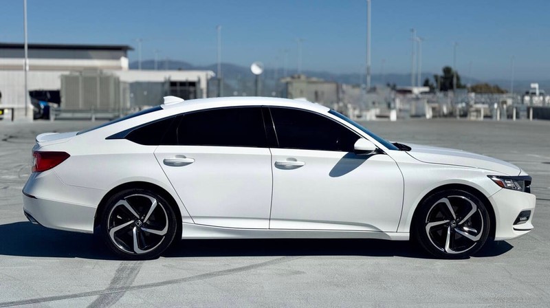 Honda Accord Sedan Vehicle Full-screen Gallery Image 10