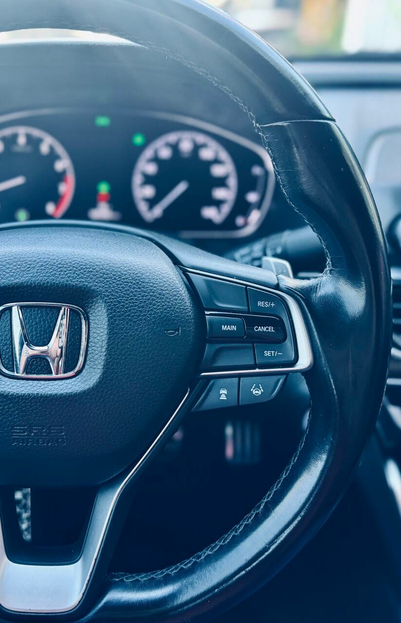 Honda Accord Sedan Vehicle Full-screen Gallery Image 16