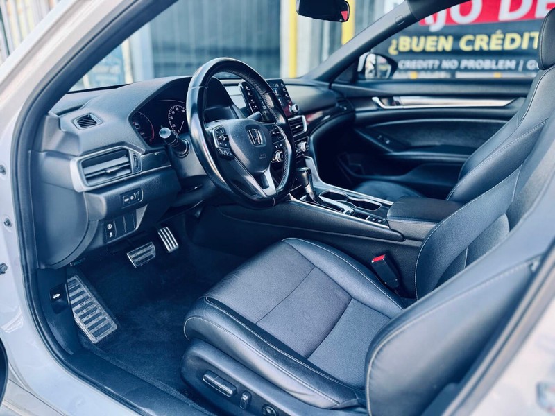 Honda Accord Sedan Vehicle Full-screen Gallery Image 17