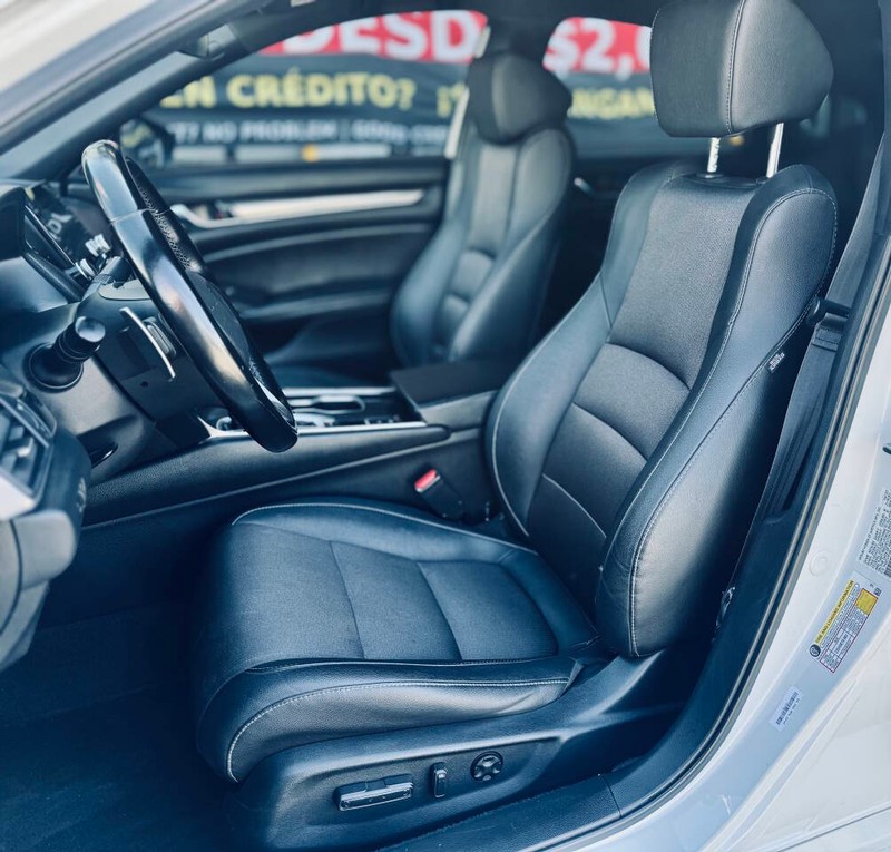 Honda Accord Sedan Vehicle Full-screen Gallery Image 18