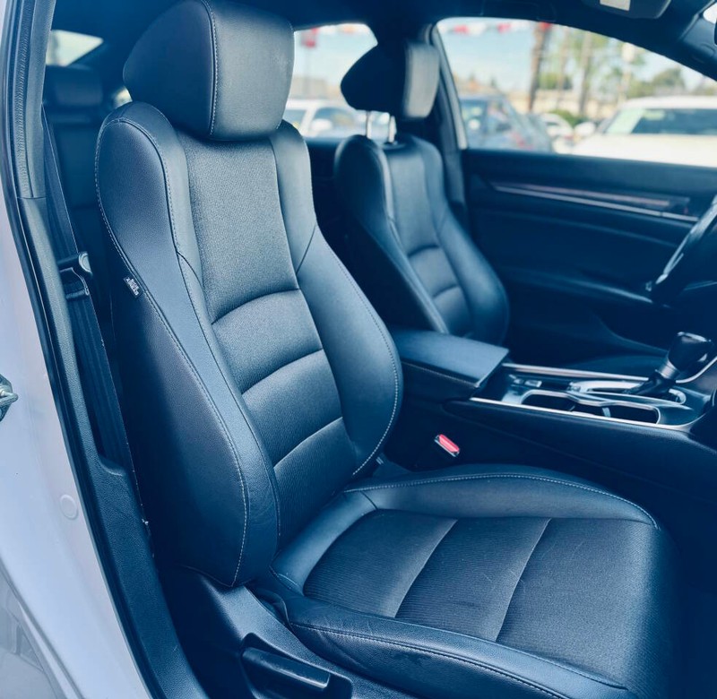 Honda Accord Sedan Vehicle Full-screen Gallery Image 19