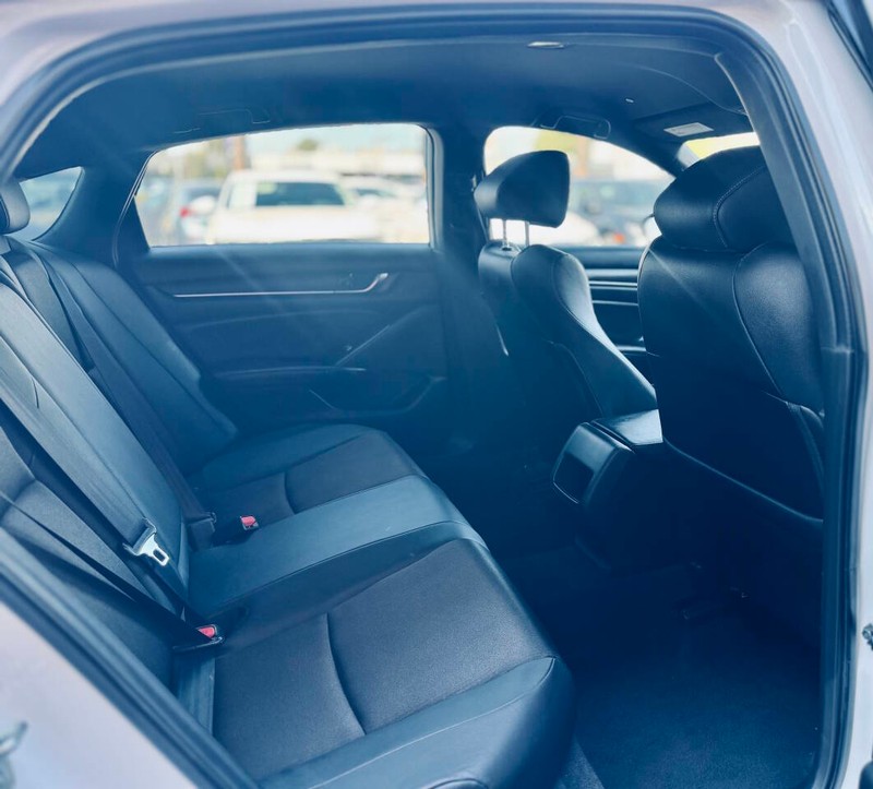 Honda Accord Sedan Vehicle Full-screen Gallery Image 20
