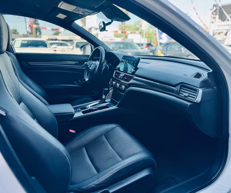 Honda Accord Sedan Vehicle Full-screen Gallery Image 21