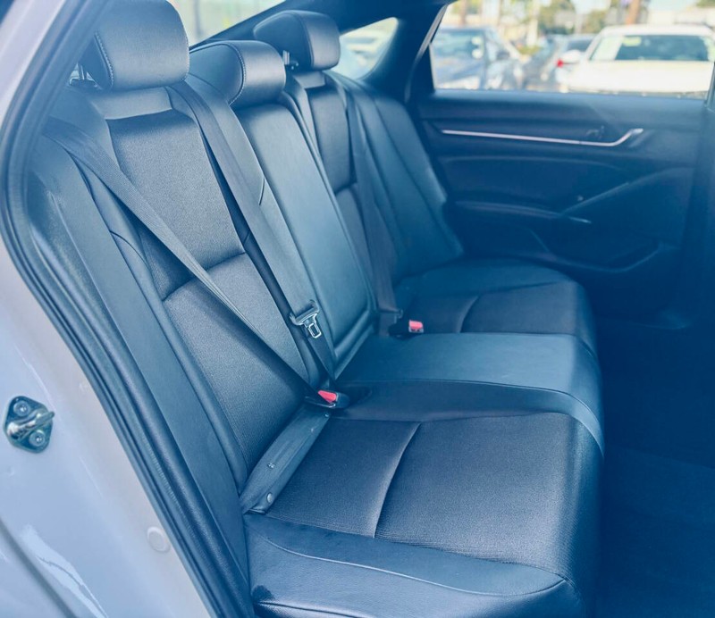 Honda Accord Sedan Vehicle Full-screen Gallery Image 22