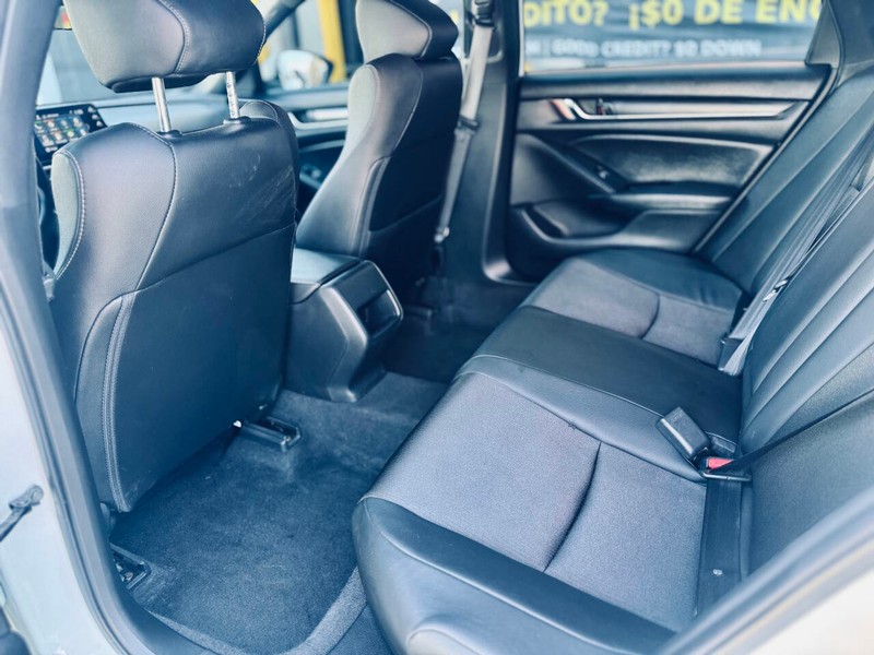 Honda Accord Sedan Vehicle Full-screen Gallery Image 23