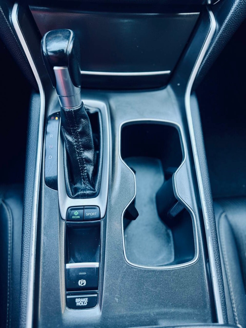 Honda Accord Sedan Vehicle Full-screen Gallery Image 29