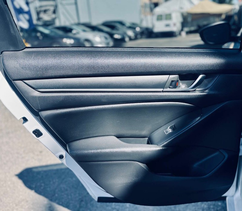 Honda Accord Sedan Vehicle Full-screen Gallery Image 33
