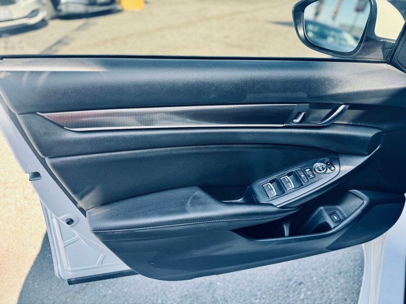 Honda Accord Sedan Vehicle Full-screen Gallery Image 34