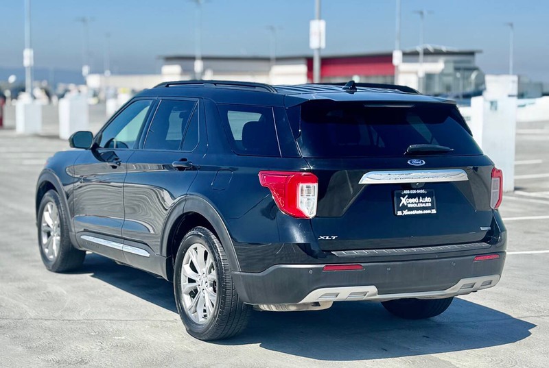 Ford Explorer Vehicle Full-screen Gallery Image 05