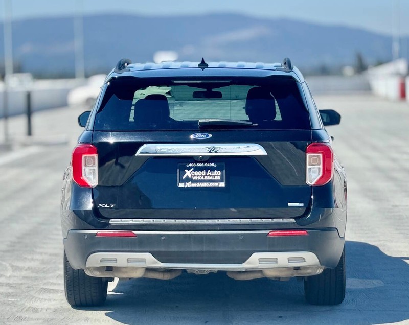 Ford Explorer Vehicle Full-screen Gallery Image 09
