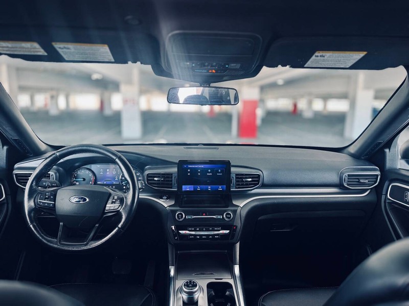 Ford Explorer Vehicle Full-screen Gallery Image 11