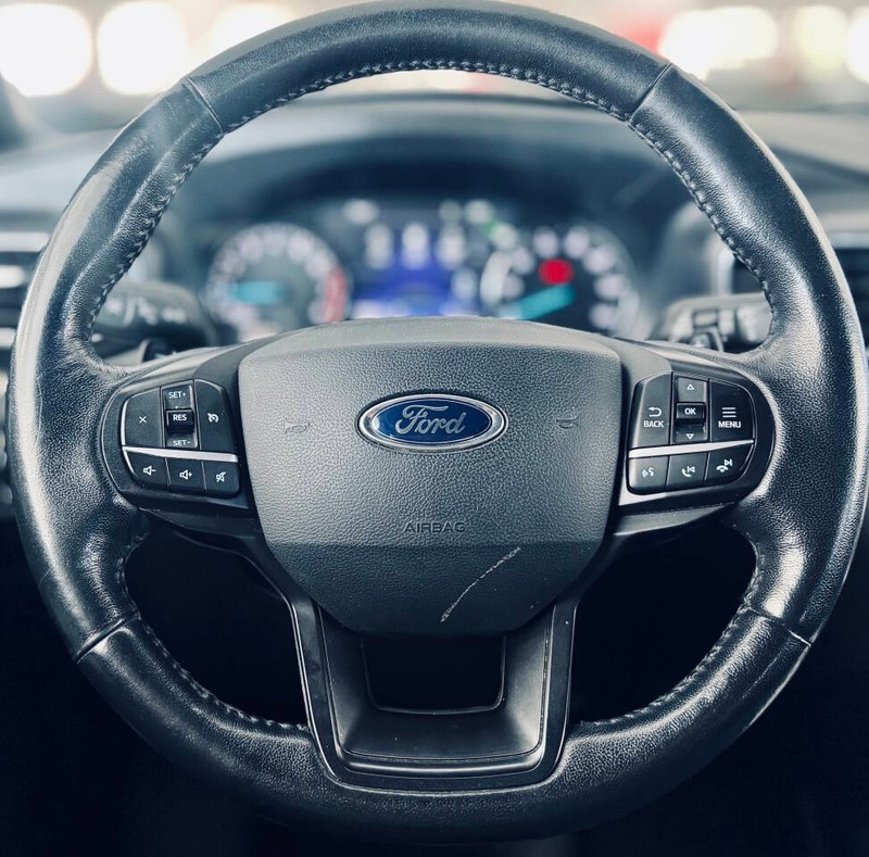 Ford Explorer Vehicle Full-screen Gallery Image 13