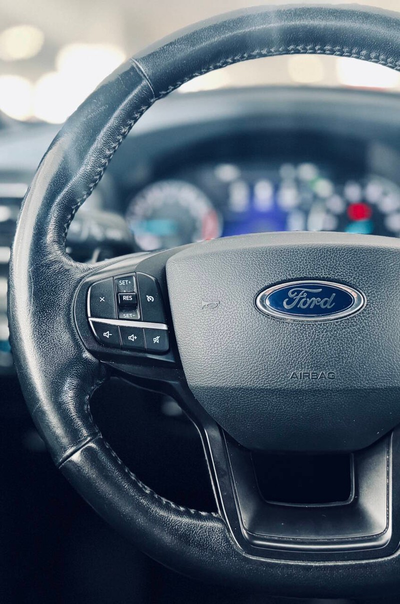 Ford Explorer Vehicle Full-screen Gallery Image 14