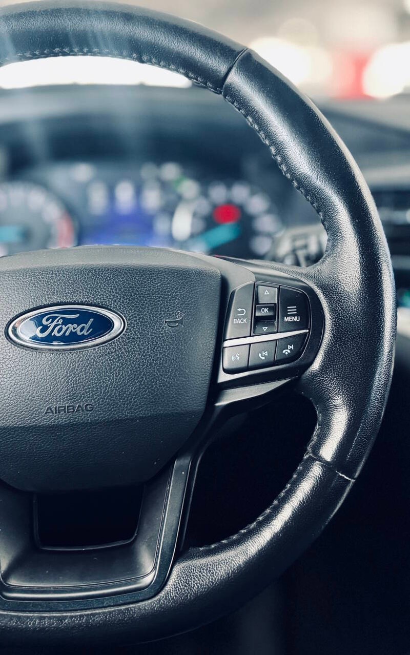 Ford Explorer Vehicle Full-screen Gallery Image 15