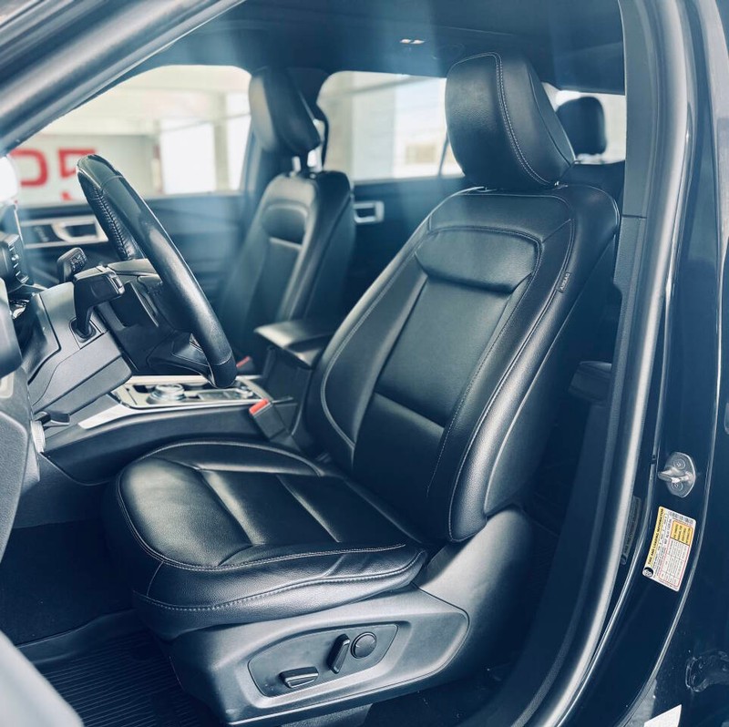Ford Explorer Vehicle Full-screen Gallery Image 16