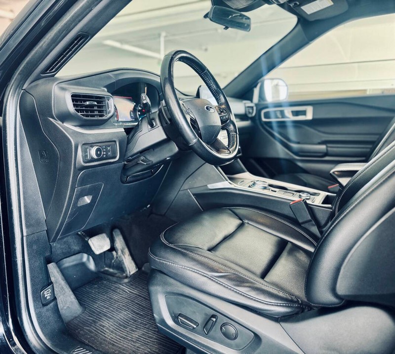 Ford Explorer Vehicle Full-screen Gallery Image 18