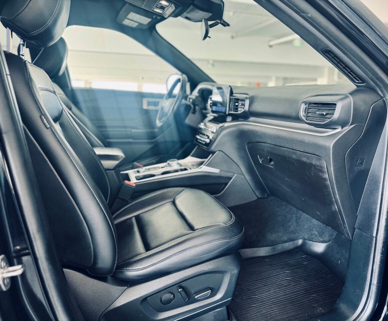 Ford Explorer Vehicle Full-screen Gallery Image 19