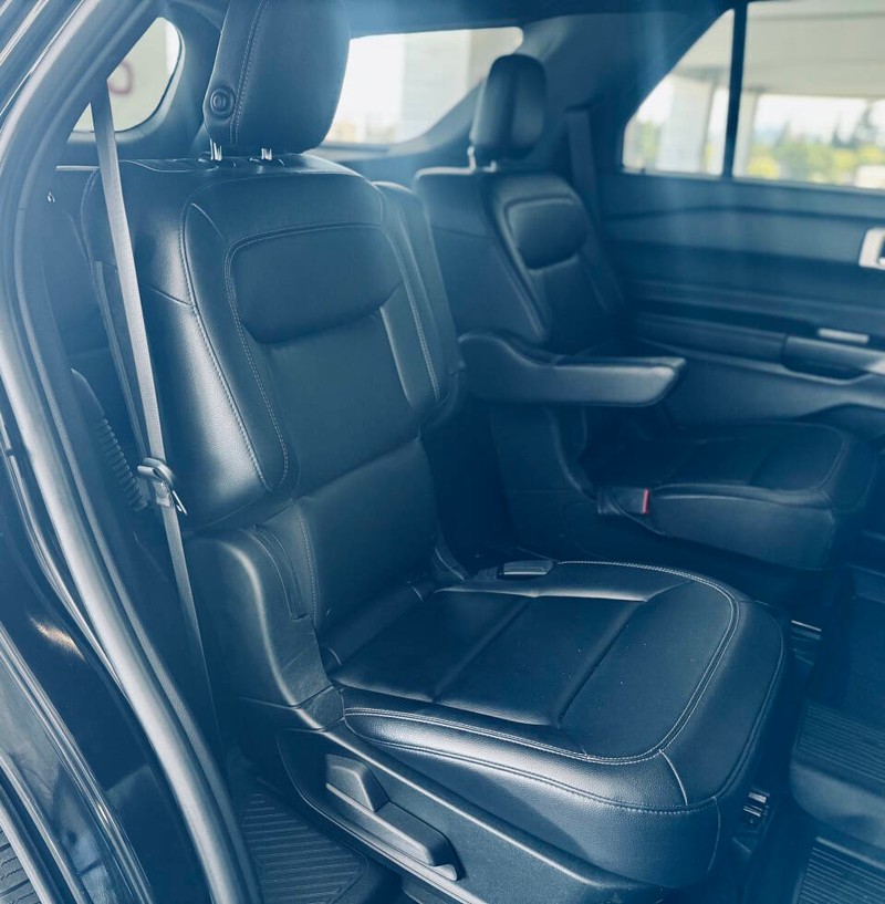 Ford Explorer Vehicle Full-screen Gallery Image 21