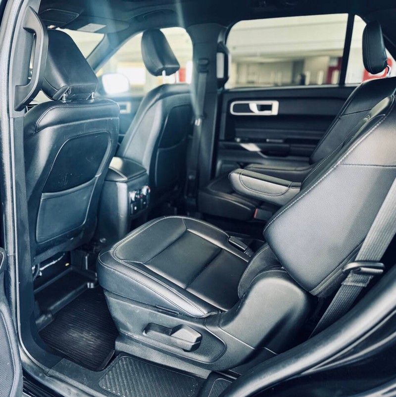 Ford Explorer Vehicle Full-screen Gallery Image 22
