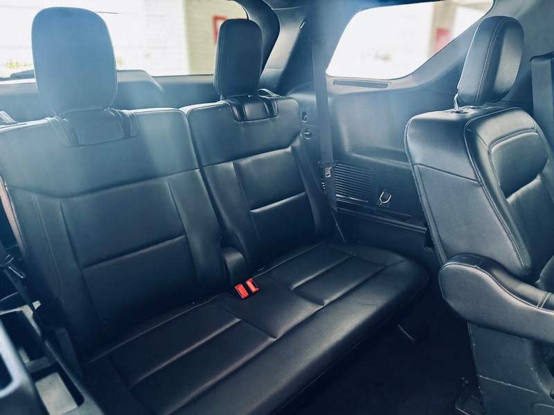 Ford Explorer Vehicle Full-screen Gallery Image 25