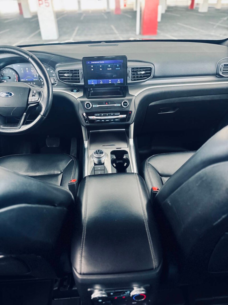 Ford Explorer Vehicle Full-screen Gallery Image 26