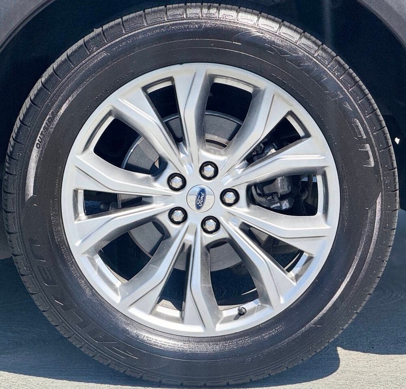 Ford Explorer Vehicle Full-screen Gallery Image 40