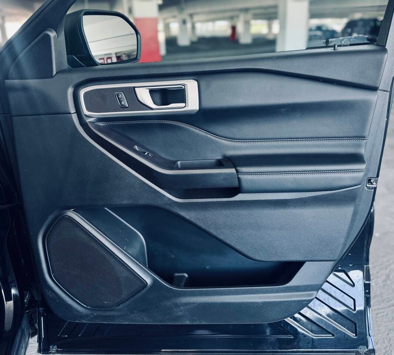 Ford Explorer Vehicle Full-screen Gallery Image 42